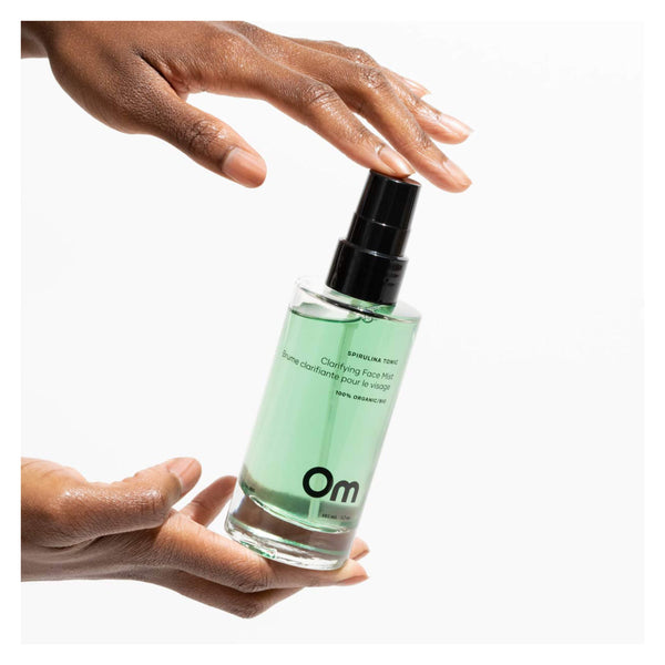 HandsHolding OMOrganics SpirulinaTonic ClarifyingFaceMist